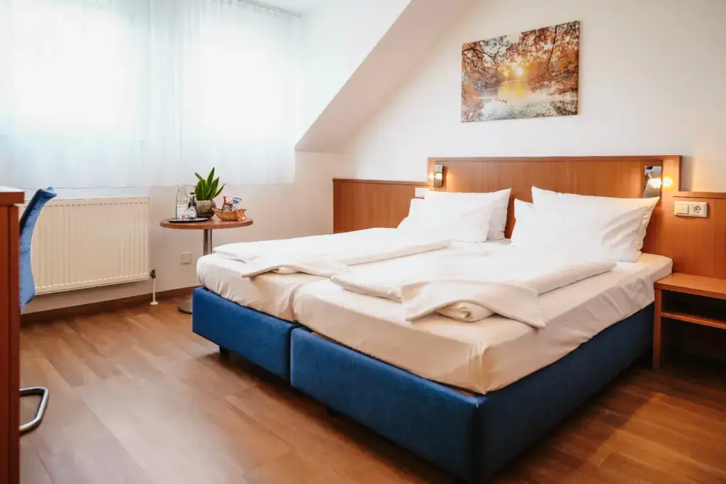 Helles Doppelzimmer Standard mit zwei Betten und Holzboden im Hotel Goldener Pflug Ludwigsburg