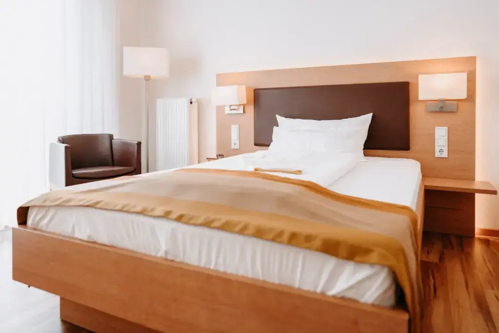 Helles Einzelzimmer Komfort mit 140 cm breitem Bett und Sessel im Hotel Goldener Pflug Ludwigsburg