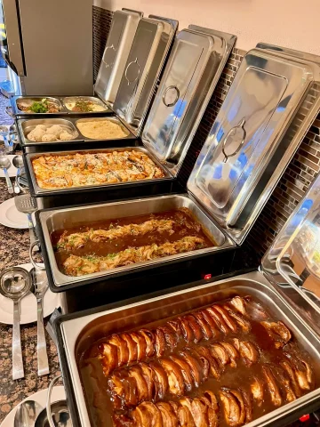 Warmes Catering Buffet in Ludwigsburg mit Fleischgerichten und Beilagen