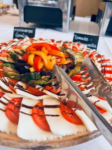Mediterranes Vorspeisenbuffet mit Tomate-Mozzarella und Gemüse in Ludwigsburg