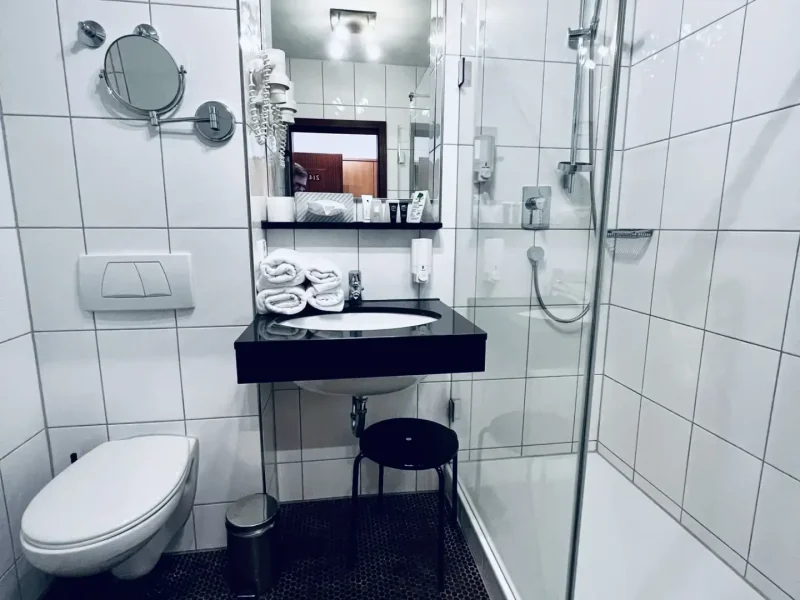 Badezimmer eines Doppelzimmers Komfort mit Dusche, Waschbecken und WC im Hotel Goldener Pflug Ludwigsburg