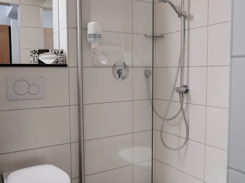 Badezimmer eines Einzelzimmers Komfort mit Regendusche und WC im Hotel Goldener Pflug Ludwigsburg