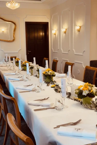 Lange festlich eingedeckte Tafel im Barockzimmer des Goldenen Pflugs in Ludwigsburg für eine private Feier.