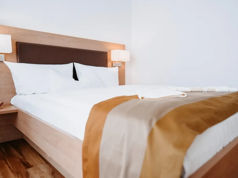 Doppelzimmer mit kleinem Doppelbett und vorbereiteten Handtüchern im Hotel Goldener Pflug Ludwigsburg
