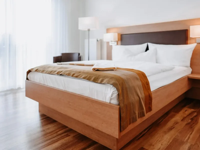 Doppelzimmer mit kleinem Doppelbett und Holzboden im Hotel Goldener Pflug Ludwigsburg