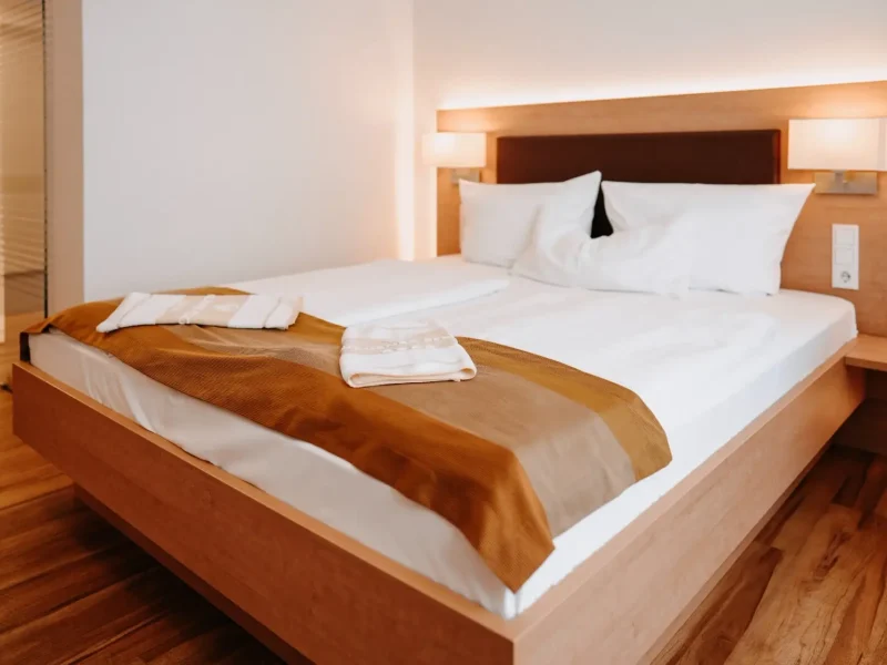 Modernes Doppelzimmer mit kleinem Doppelbett und Holzboden im Hotel Goldener Pflug Ludwigsburg