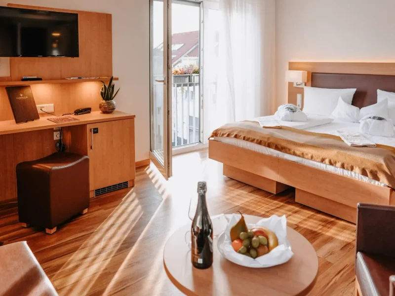 Doppelzimmer Komfort mit Schreibtisch und TV im Hotel Goldener Pflug Ludwigsburg
