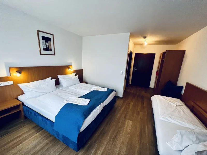 Doppelzimmer Komfort mit Doppelbett und zusätzlichem Bett als Aufbettung im Hotel Goldener Pflug Ludwigsburg