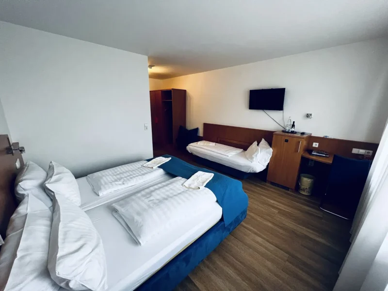 Beispiel für Aufbettung im Doppelzimmer Komfort mit Doppelbett und zusätzlicher Schlafmöglichkeit im Hotel Goldener Pflug Ludwigsburg