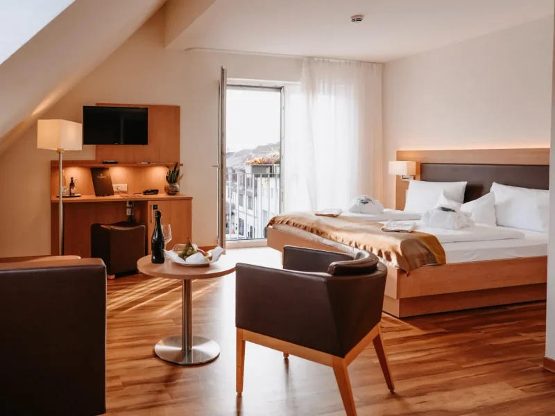 Großzügiges Doppelzimmer Komfort mit Doppelbett, Sitzbereich und Balkon im Hotel Goldener Pflug Ludwigsburg