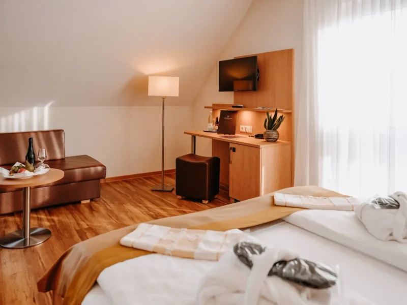 Doppelzimmer Komfort mit Bett, Sitzbereich und Schreibtisch im Hotel Goldener Pflug Ludwigsburg