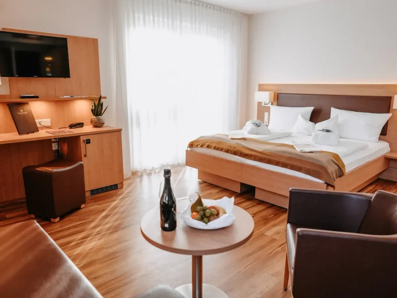 Doppelzimmer Komfort mit großzügigem Sitzbereich und Doppelbett im Hotel Goldener Pflug Ludwigsburg