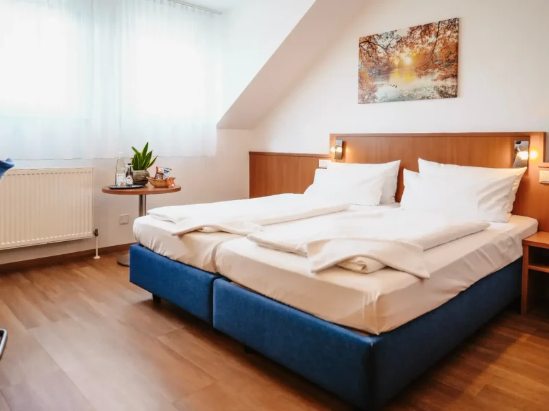 Helles Doppelzimmer Standard mit zwei Betten und Holzboden im Hotel Goldener Pflug Ludwigsburg