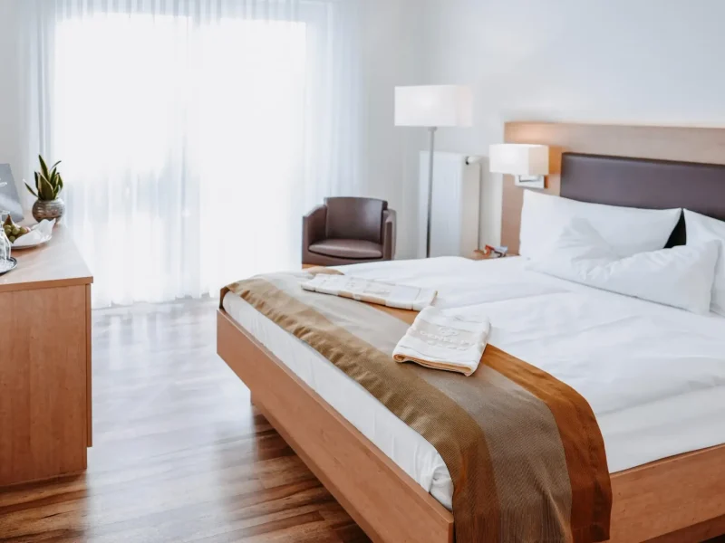 Doppelzimmer Standard mit Doppelbett, Sessel und hellem Fensterbereich im Hotel Goldener Pflug Ludwigsburg