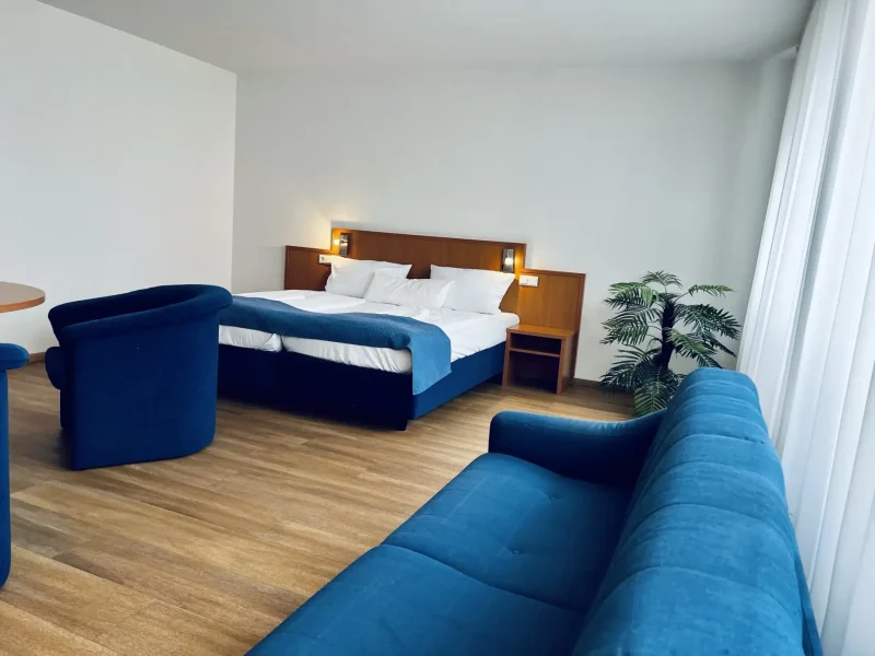 Doppelzimmer Superior mit Doppelbett, Sofa und Sessel im Hotel Goldener Pflug Ludwigsburg