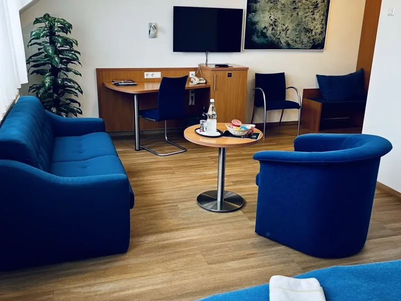 Doppelzimmer Superior mit Doppelbett und großzügigem Wohnbereich im Hotel Goldener Pflug Ludwigsburg