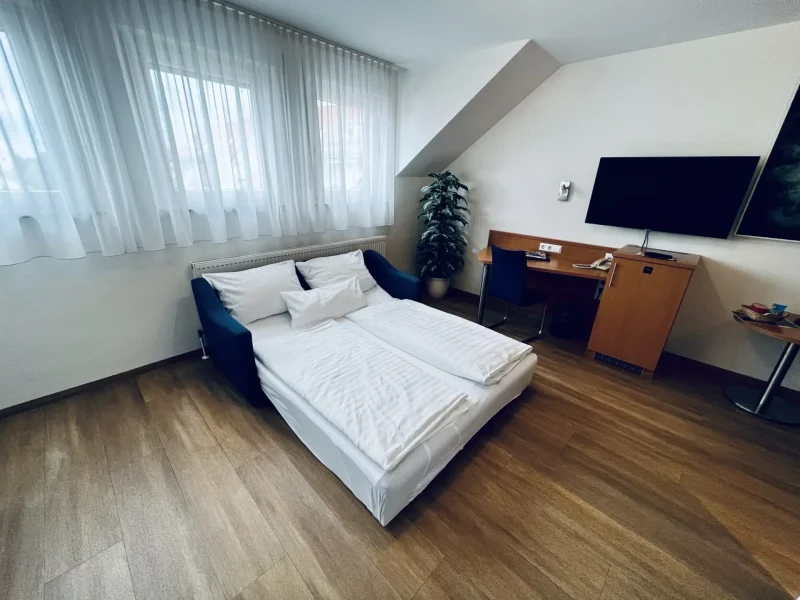 Doppelzimmer Superior mit ausgezogenem Schlafsofa als zusätzliche Schlafmöglichkeit im Hotel Goldener Pflug Ludwigsburg