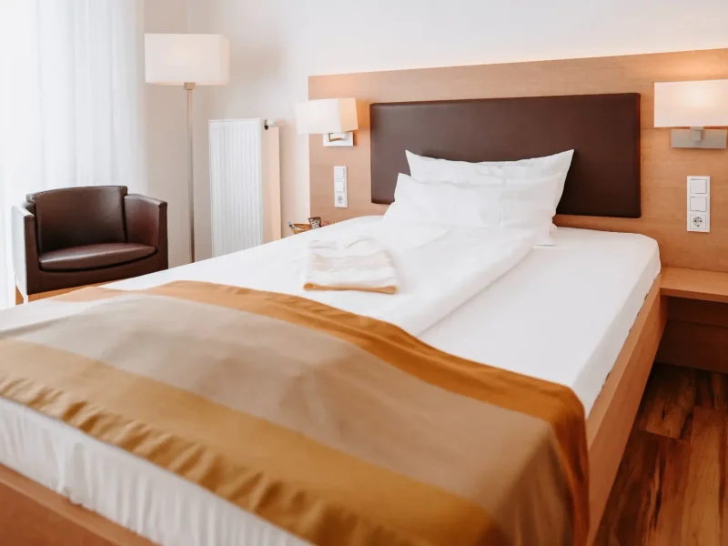 Einzelzimmer Komfort mit 140 cm breitem Bett und Sessel im Hotel Goldener Pflug Ludwigsburg