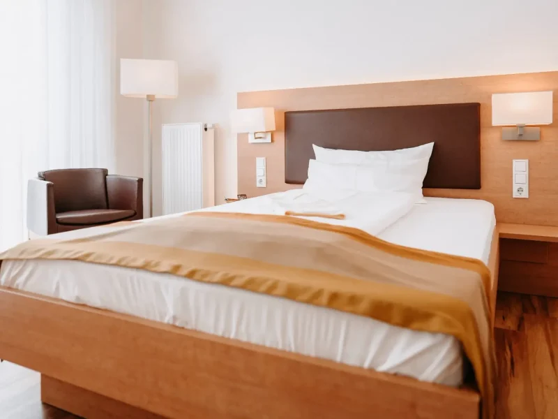 Helles Einzelzimmer Komfort mit 140 cm breitem Bett und Sessel im Hotel Goldener Pflug Ludwigsburg