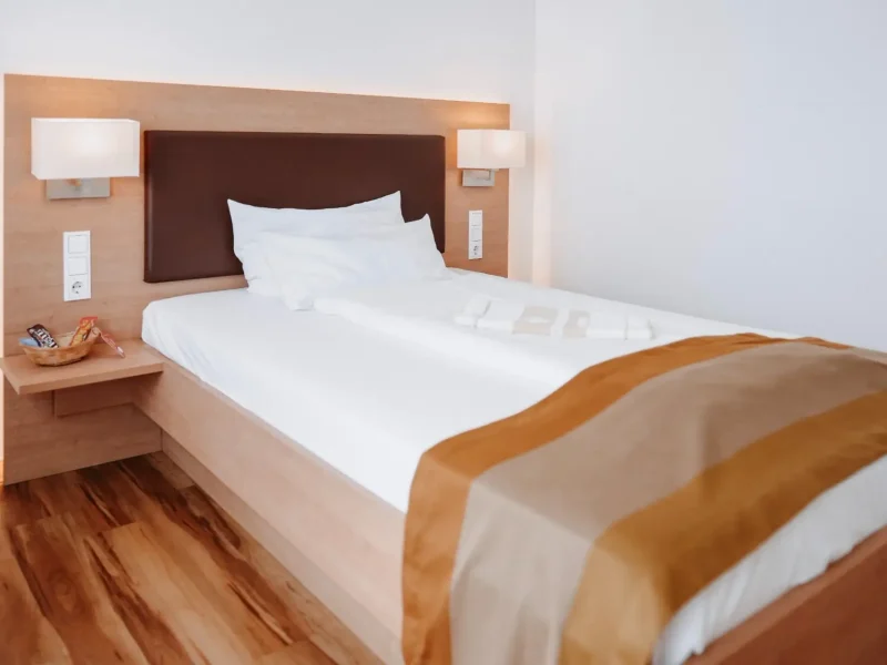 Einzelzimmer Komfort mit 140 cm breitem Bett und Sessel im Hotel Goldener Pflug Ludwigsburg