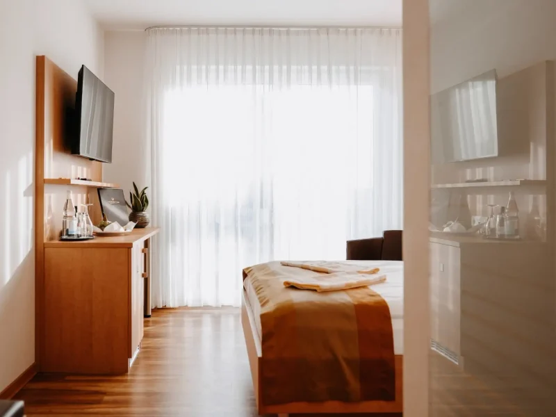 Gesamtansicht eines Einzelzimmers Komfort mit 140 cm Bett und TV im Hotel Goldener Pflug Ludwigsburg