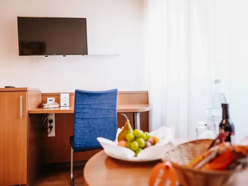 Arbeitsbereich mit Schreibtisch und TV in einem Einzelzimmer Standard des Hotel Goldener Pflug Ludwigsburg