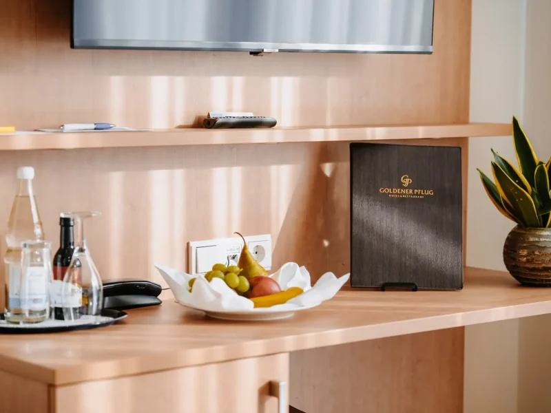 Ausstattung eines Einzelzimmers Standard mit Getränken, Obst und Hotelmappe im Hotel Goldener Pflug Ludwigsburg