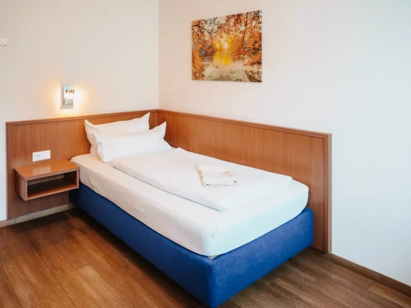 Helles Einzelzimmer Standard mit Einzelbett und Holzboden im Hotel Goldener Pflug Ludwigsburg