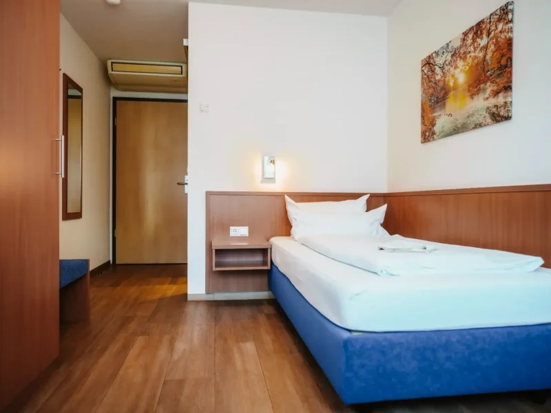 Gesamtansicht eines Einzelzimmers Standard mit Einzelbett im Hotel Goldener Pflug Ludwigsburg