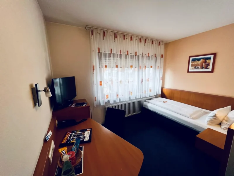 Klassisch eingerichtetes Einzelzimmer Standard mit Bett, Schreibtisch und TV im Hotel Goldener Pflug Ludwigsburg