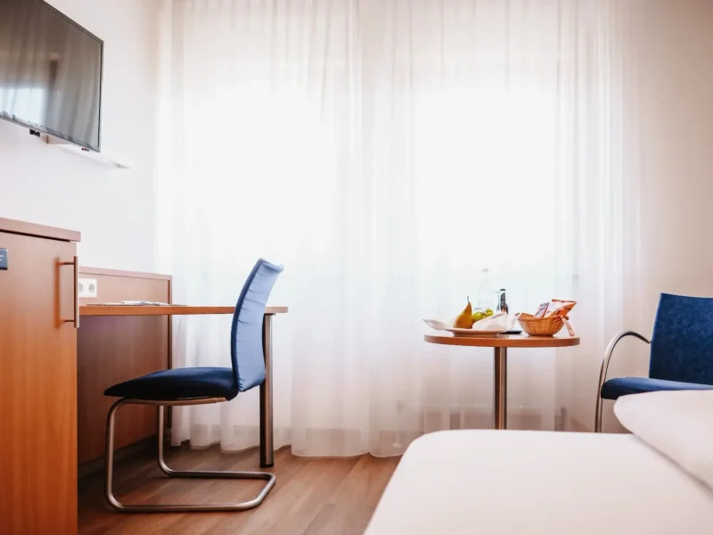 Schreibtisch und Sitzbereich in einem Einzelzimmer Standard des Hotel Goldener Pflug Ludwigsburg