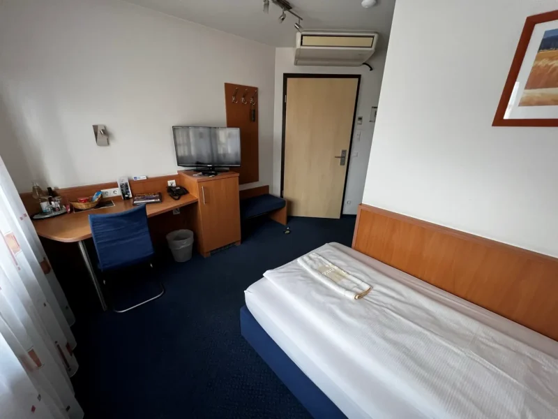 Einzelzimmer Standard mit Einzelbett, Schreibtisch und Teppichboden im Hotel Goldener Pflug Ludwigsburg