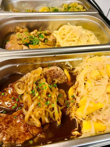 Warmes Catering Buffet in Ludwigsburg mit schwäbischen Fleischgerichten und Beilagen