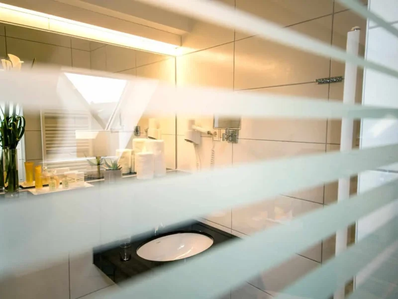 Modernes Badezimmer im Doppelzimmer Komfort mit Waschbecken und großem Spiegel im Hotel Goldener Pflug Ludwigsburg