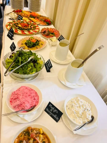 Buffet mit Salaten und Meeresfrüchten.