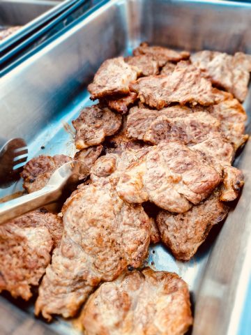 Gegrillte Steaks in Metallbehälter.