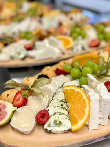 Käseplatte mit Früchten angerichtet.