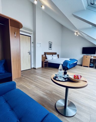Gemütliches Dachgeschoss-Hotelzimmer mit moderner Einrichtung.