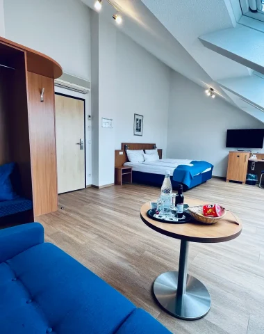 Gemütliches Dachgeschoss-Hotelzimmer mit moderner Einrichtung.