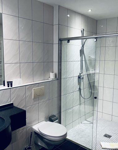 Moderne Badezimmer mit Duschkabine und Waschbecken.