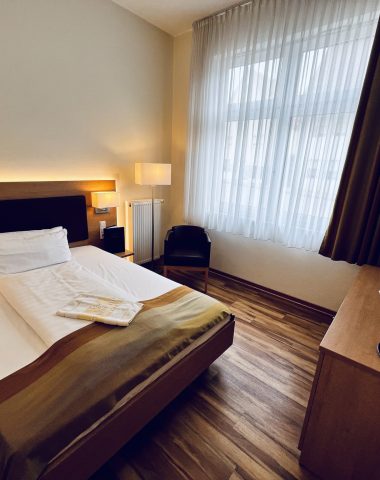 Gemütliches Hotelzimmer mit Doppelbett und moderner Einrichtung.