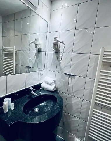 Moderne Badezimmer-Einrichtung mit Spiegel und Waschbecken