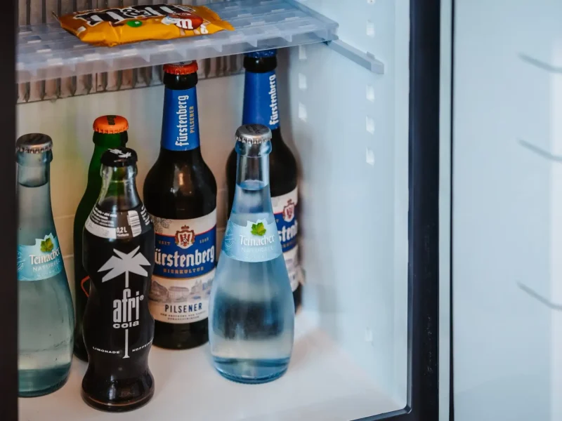 Minibar mit Getränken in einem Einzelzimmer Standard des Hotel Goldener Pflug Ludwigsburg