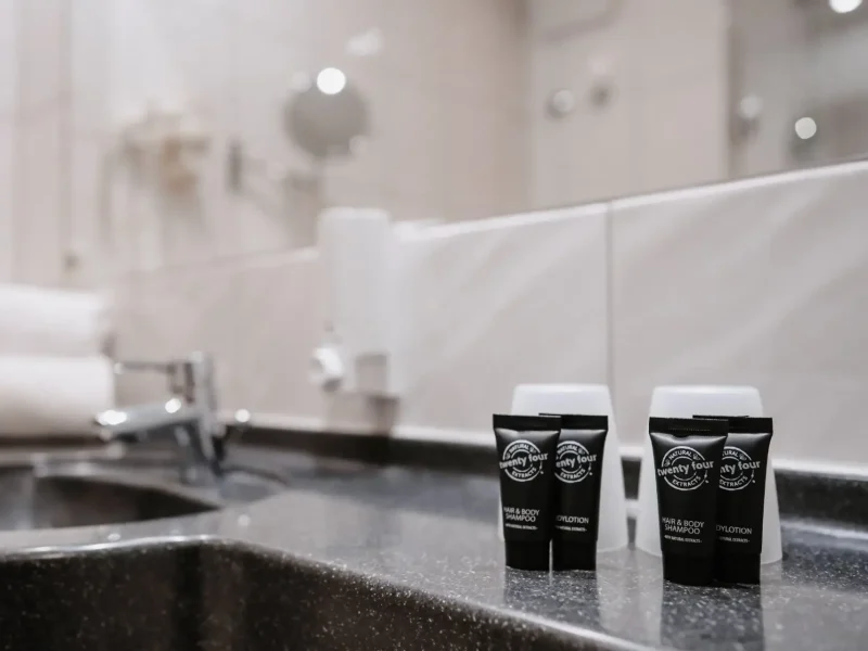 Pflegeprodukte am Waschbereich eines Einzelzimmers Komfort im Hotel Goldener Pflug Ludwigsburg