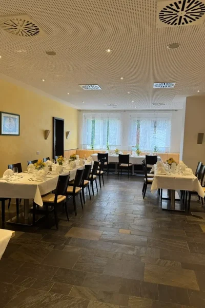 Salon 1 im Goldenen Pflug Ludwigsburg mit mehreren festlich eingedeckten Einzeltischen für eine private Feier.