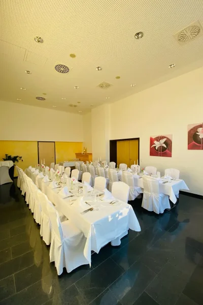 Festlich eingedeckte Salons im Goldenen Pflug Ludwigsburg für eine größere Gesellschaft mit mehreren Tafeln.