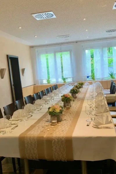 Große gemeinsame Festtafel in den Salons des Goldenen Pflugs in Ludwigsburg für eine geschlossene Gesellschaft.