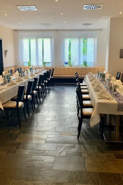 Zwei lange festlich eingedeckte Tafeln in den Salons des Goldenen Pflugs in Ludwigsburg.