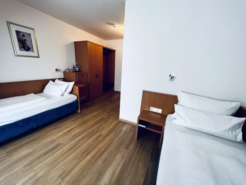Helles Twinzimmer mit zwei Einzelbetten im Hotel Goldener Pflug Ludwigsburg