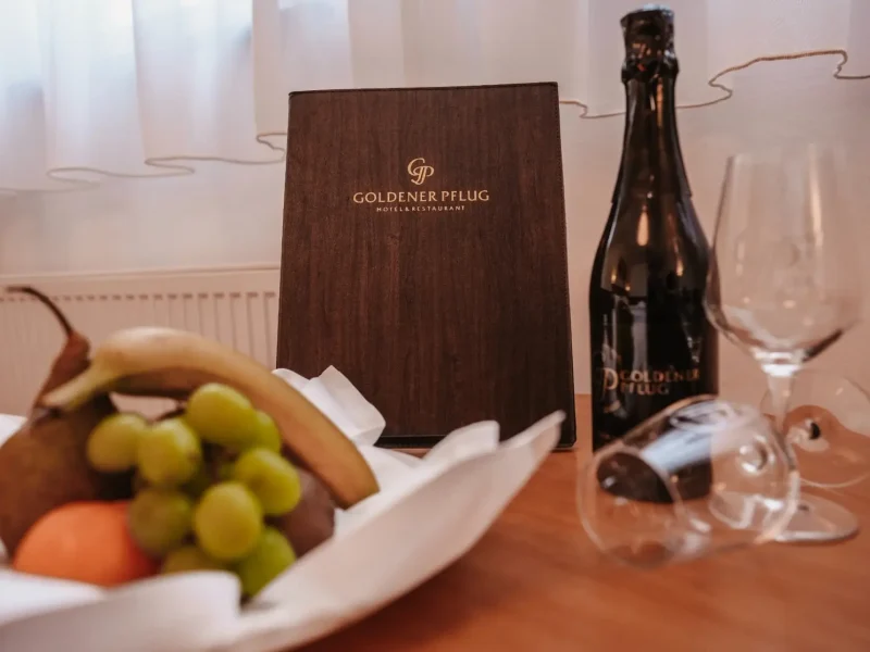 Willkommensarrangement mit Obst, Flasche, Gläsern und Hotelmappe im Doppelzimmer Standard des Goldenen Pflug Ludwigsburg